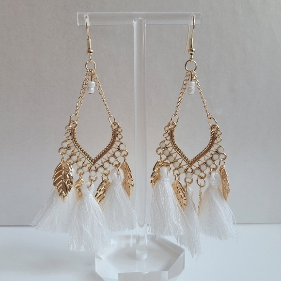 ☀️NWT Gold and White Tassel Boho Earrings - Picture 2 of 3